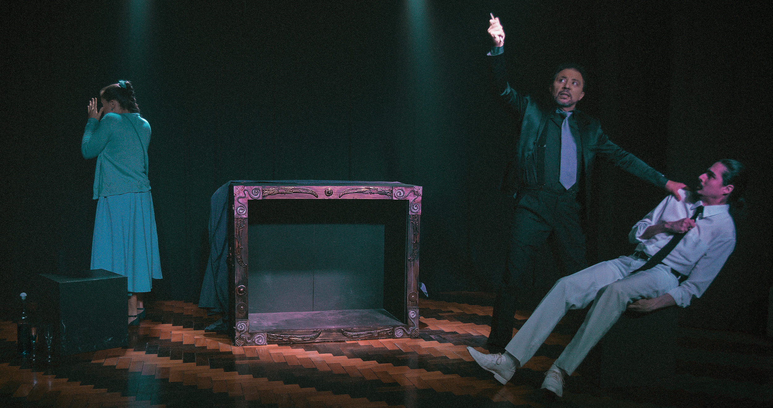 Um Tonto Numa Caixa - Foto Emerson Cassanelli 