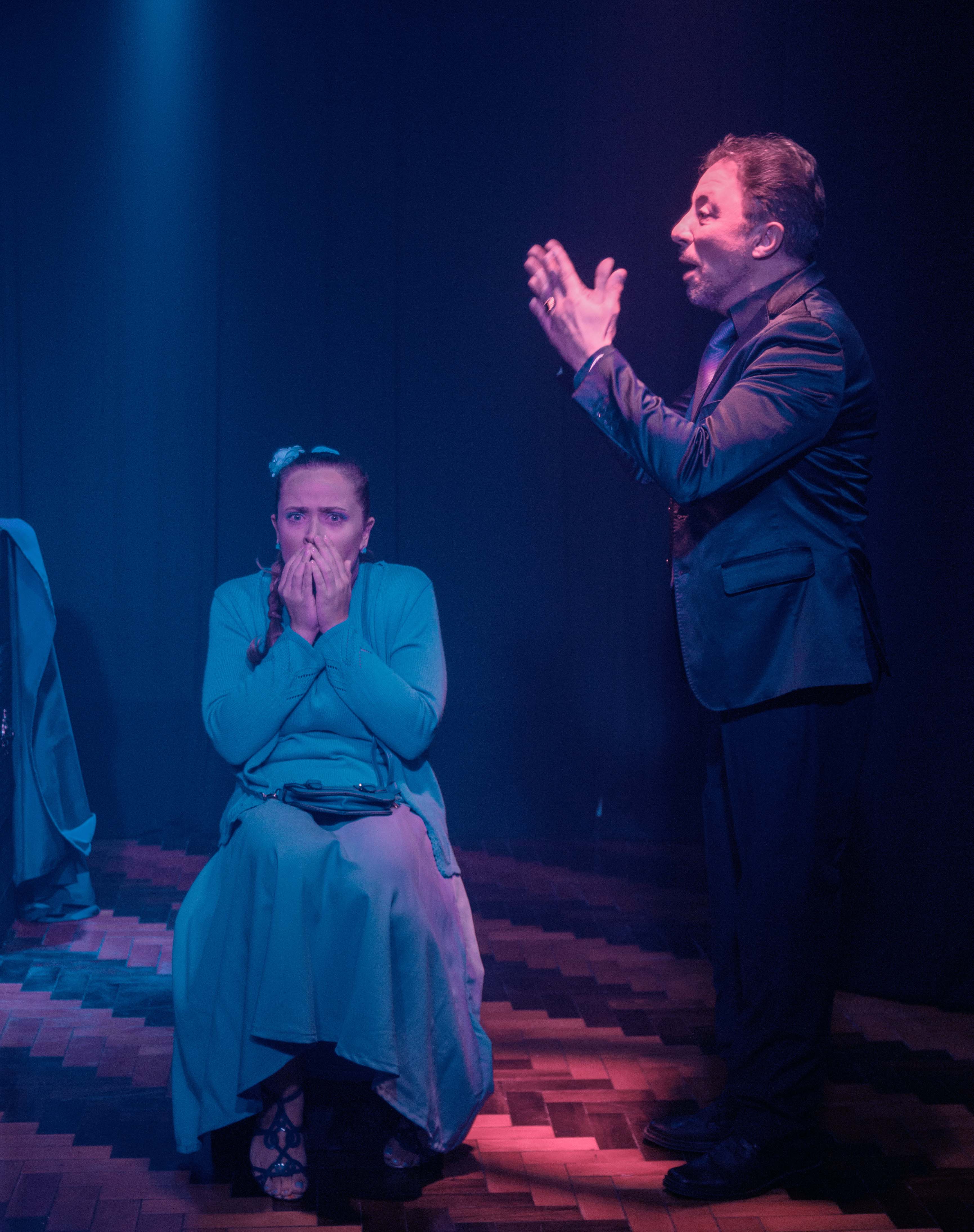 Um Tonto Numa Caixa - Foto Emerson Cassanelli 