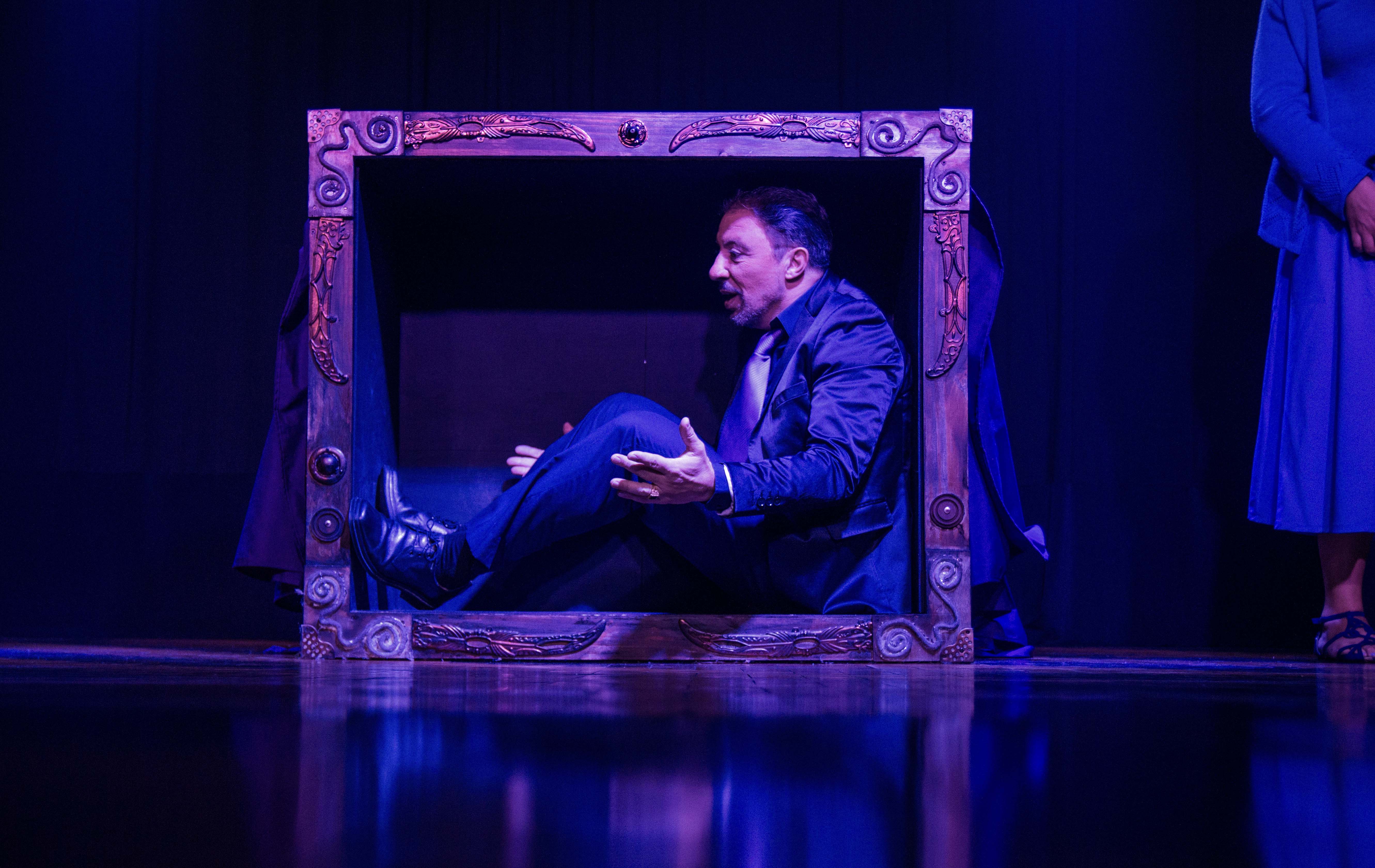 Um Tonto Numa Caixa - Foto Emerson Cassanelli 